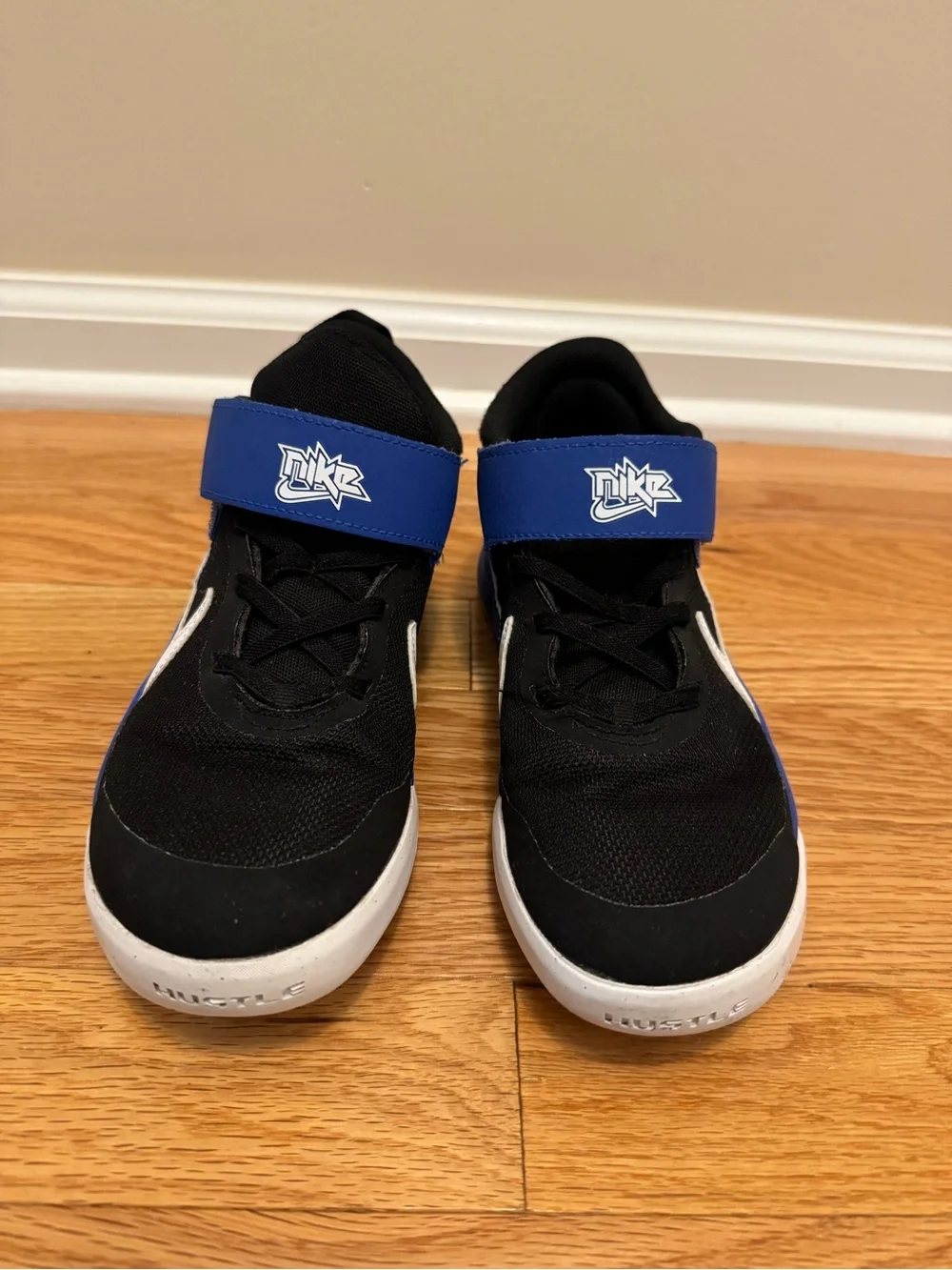 Nike Kids Team Hustle D 10 Basketball shoes - Size 3Y